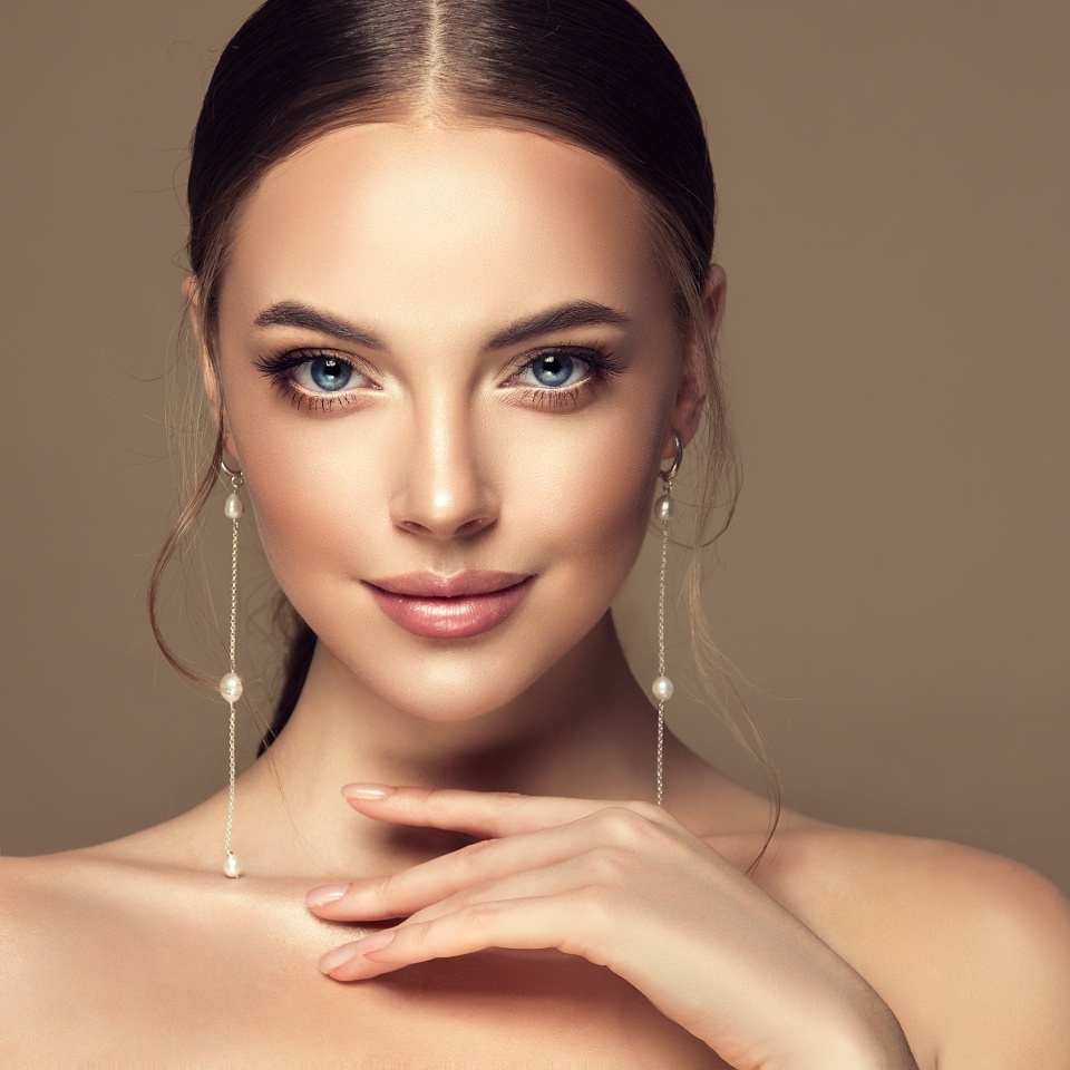 Beautiful girl . Fashionable and stylish woman in trendy jewelry big earrings . Fashion look , beauty and style. Natural makeup & easy styling