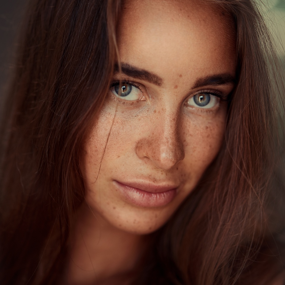 Glamour portrait of beautiful woman model with fresh daily makeup. sexy gloss lips and dark eyebrows
